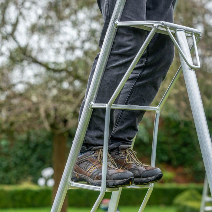 Henchman Tripod Garden Ladder – 1 Adjustable Leg