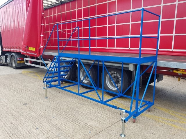 Side Access Trailer Steps – 6m Platform