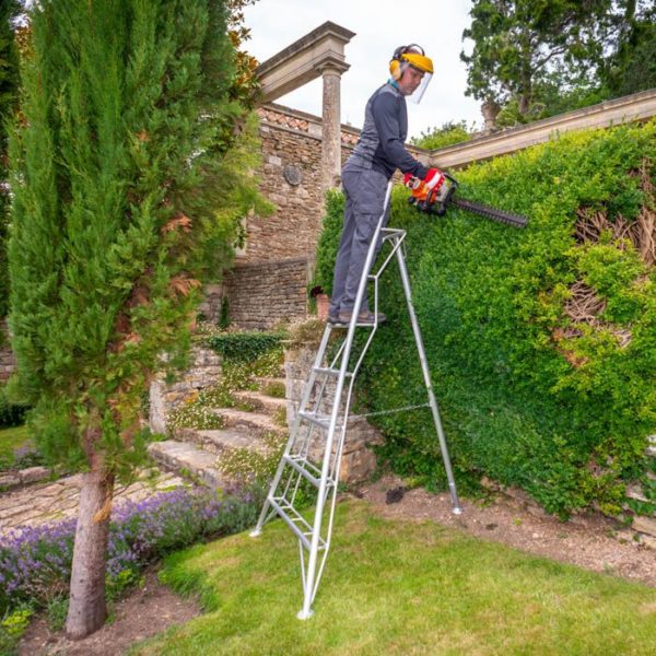 Henchman Tripod Garden Steps with 1 Adjustable Leg